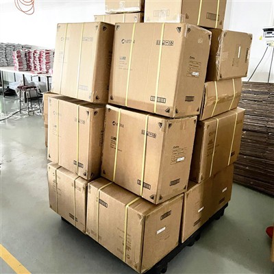 Bőr érintőképernyő motorkerékpár -kesztyű a szállításhoz csomagolva