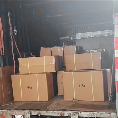 Férfi kerékpáros kesztyű csomagolva és készen áll a szállításra